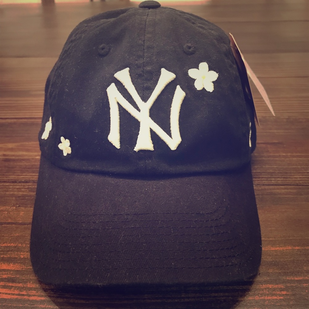 Yankees Hat with white flowers; NEW!